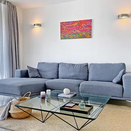 2br Seaview In Prime Location 1 Min From Sea Apartament