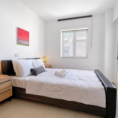 Modern 2Br Beachfront Apt With Communal Pool *