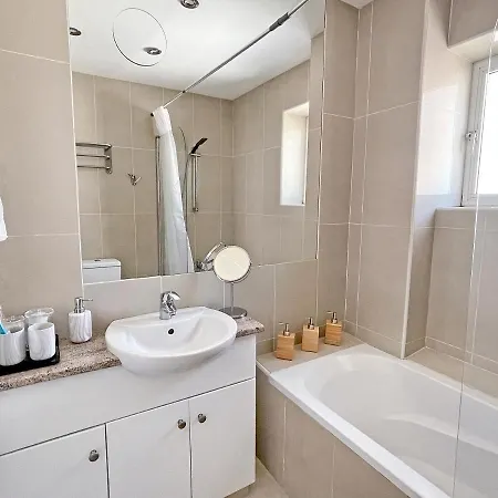 Modern 2Br Beachfront Apt With Communal Pool Larnaca